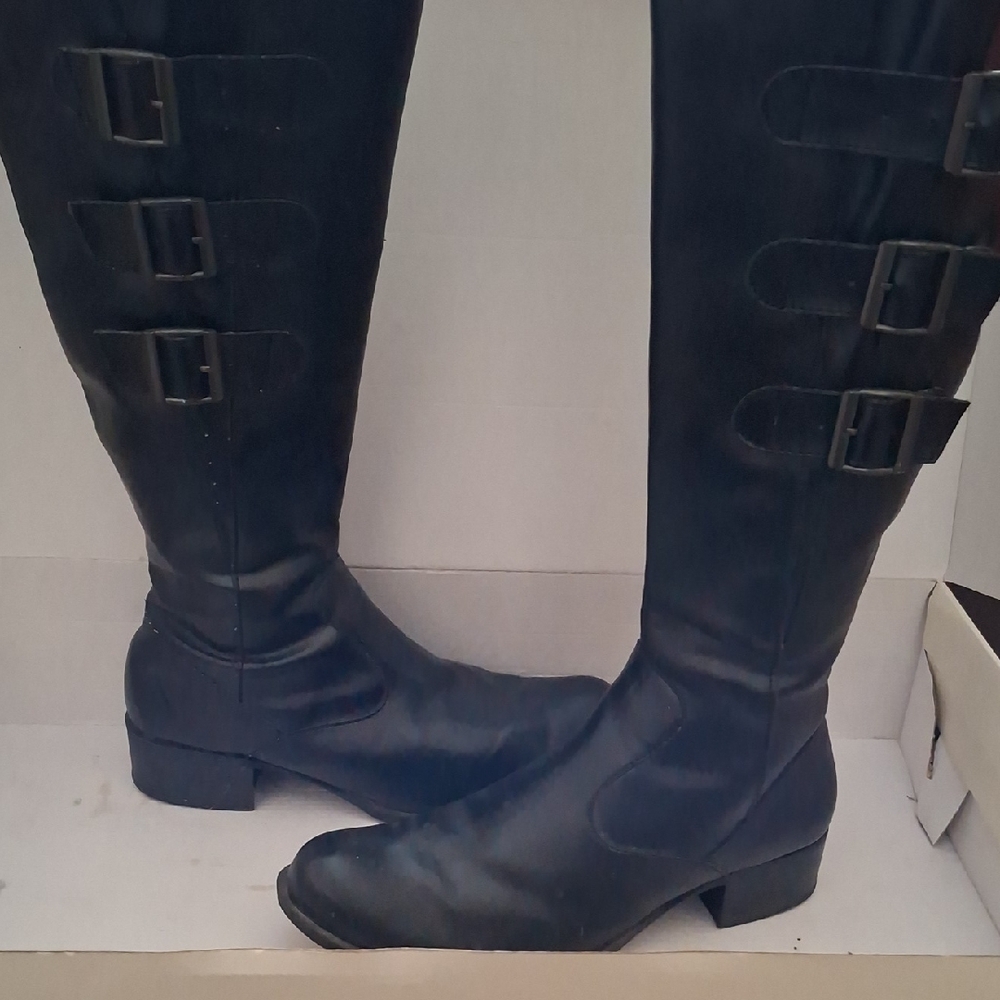 Elegant Black Heeled Boots with‎ Buckle Detail